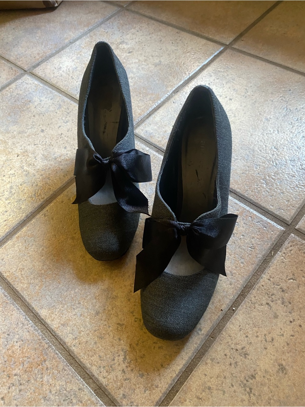 Ann Marino Charcoal Gray Pumps with Black Bow Accent. Mary-Jane & swing dance